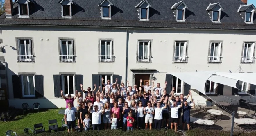groupe devant le gite le clos auvergnat